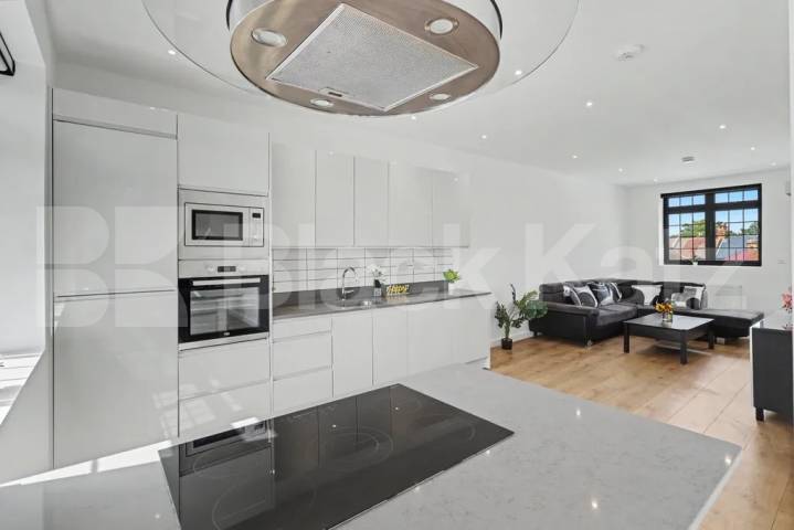 A spacious and well-presented split-level apartment situated on the sought-after Oaklands Road, NW2 Oaklands Road, Lancia House, NW2,  Lancia House
