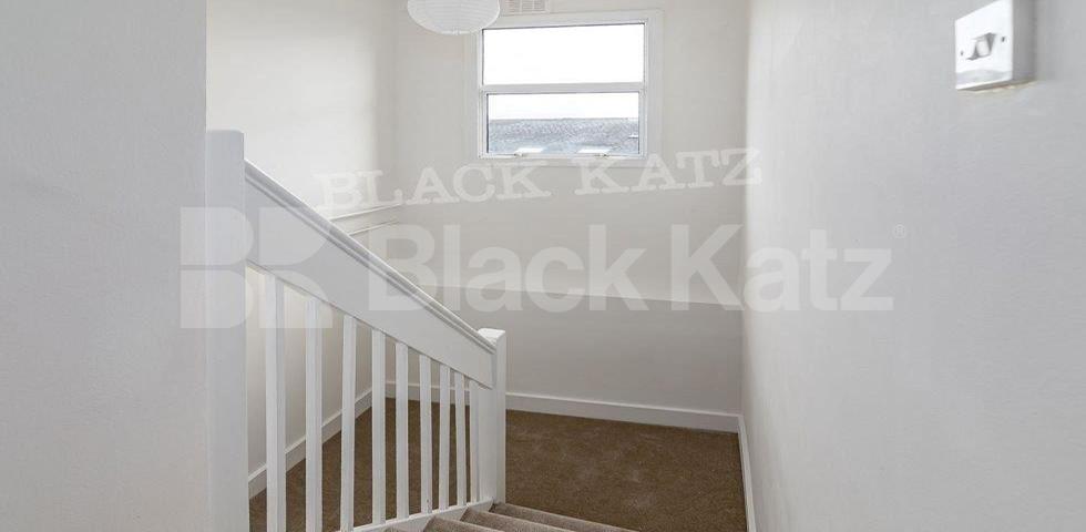 Newly refurbished modern one bedroom flat located within a stones throw to Tube. Great Western Road , Westbourne Park 