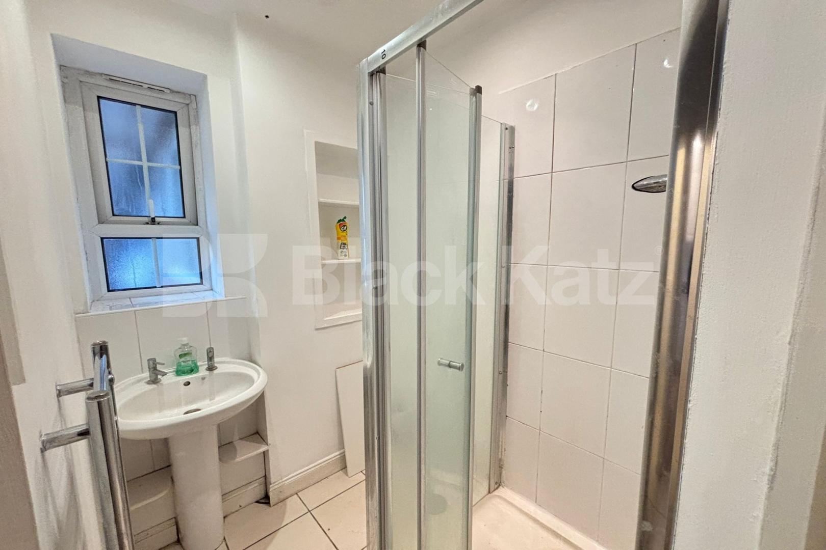 Bright & airy, freshly repainted throughout Mid-Century apartment. Mawbey Road, Old Kent Road 