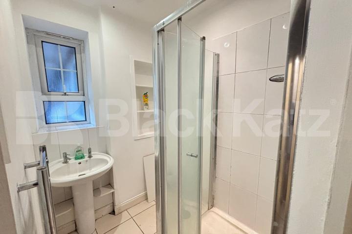 Bright & airy, freshly repainted throughout Mid-Century apartment. Mawbey Road, Old Kent Road 