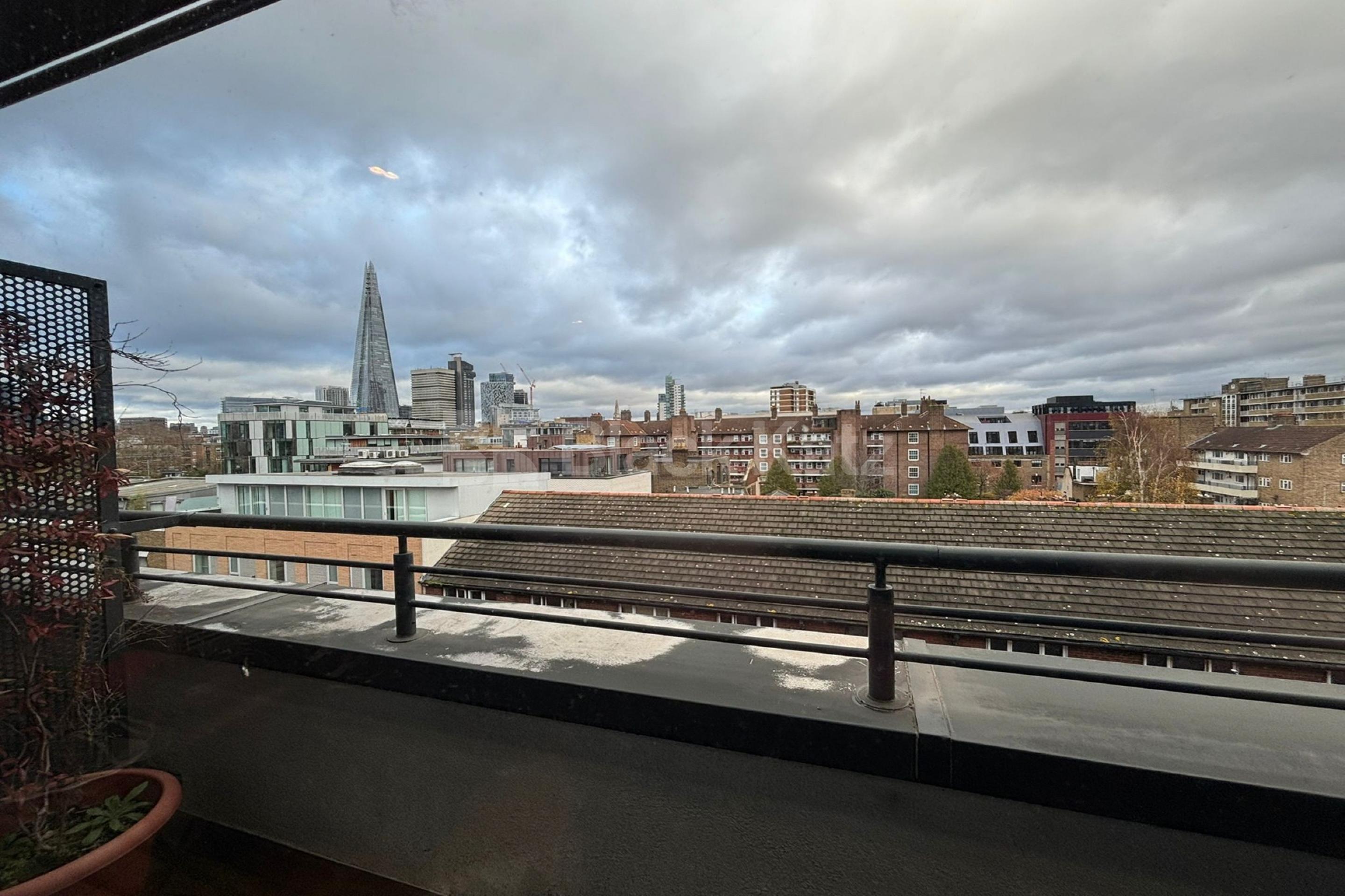 Larger than average superbly located stylish apartment Southwark Bridge Road, Borough SE1