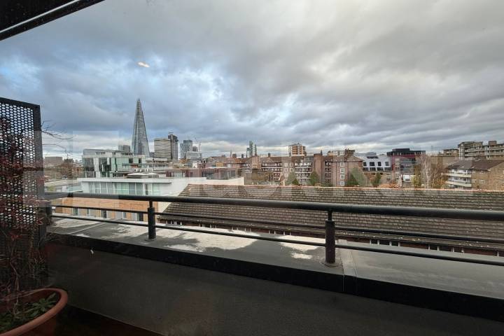 Larger than average superbly located stylish apartment Southwark Bridge Road, Borough