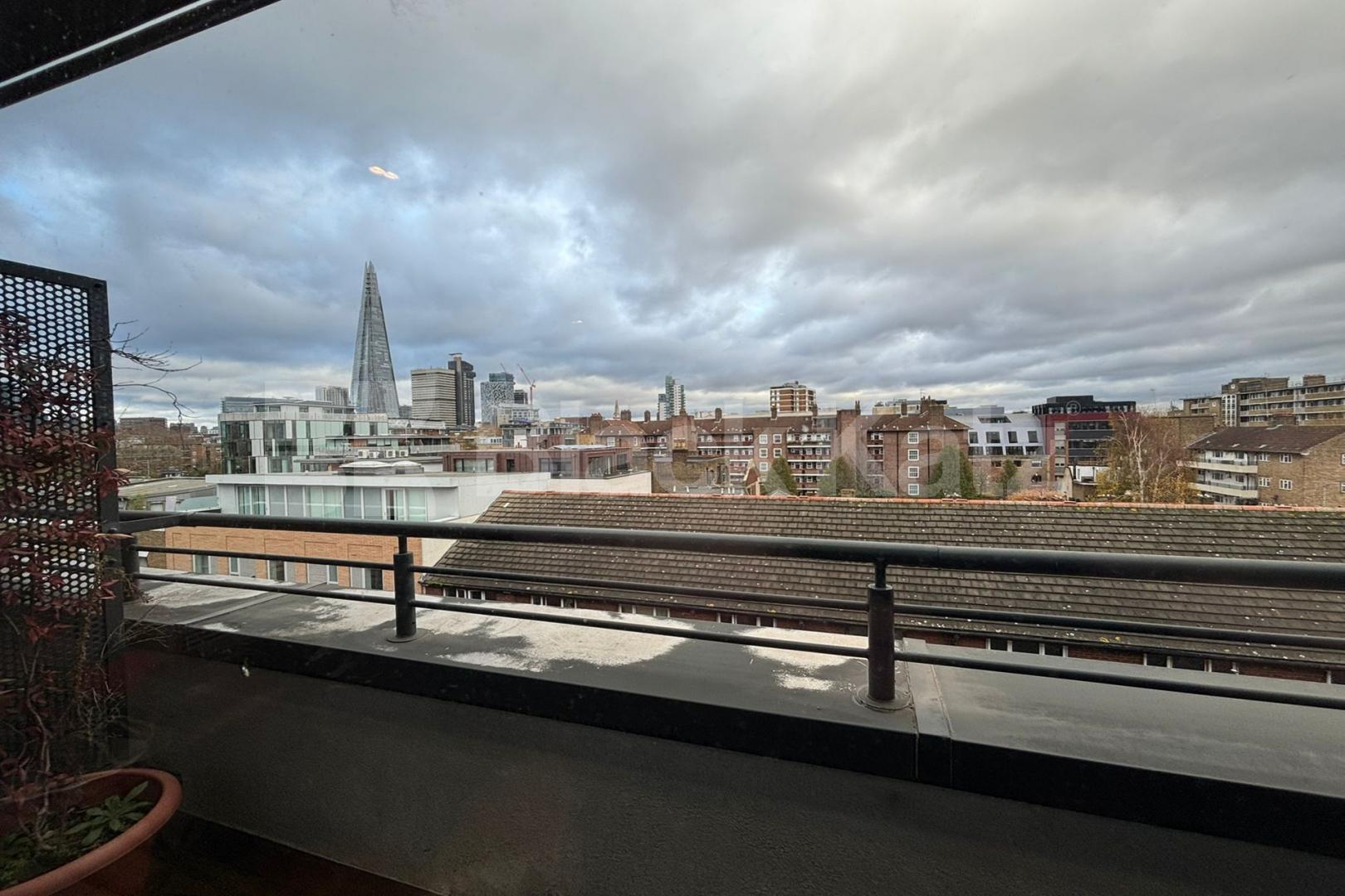 Larger than average superbly located stylish apartment Southwark Bridge Road, Borough