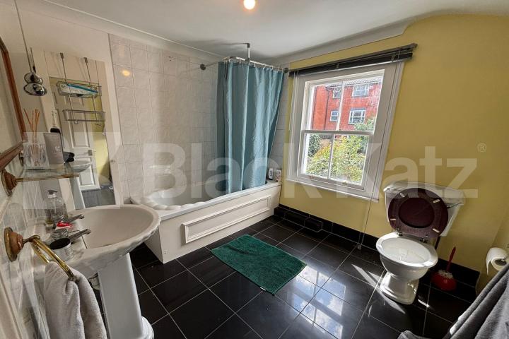 Period house with two bathrooms & patio garden  Trundleys Road , Surrey Quays