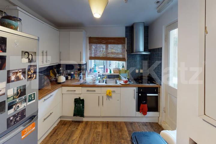 Flooded with natural light with over 1440 Sq Ft. of living & entertaining space Crofton Road, Camberwell/Peckham 