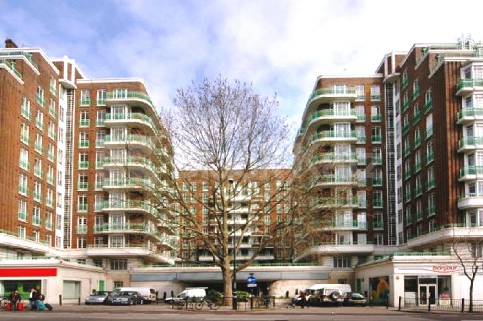 Modern three double bedrooms apartment good size lounge mins to Regents Park Gloucester Place, Marylebone