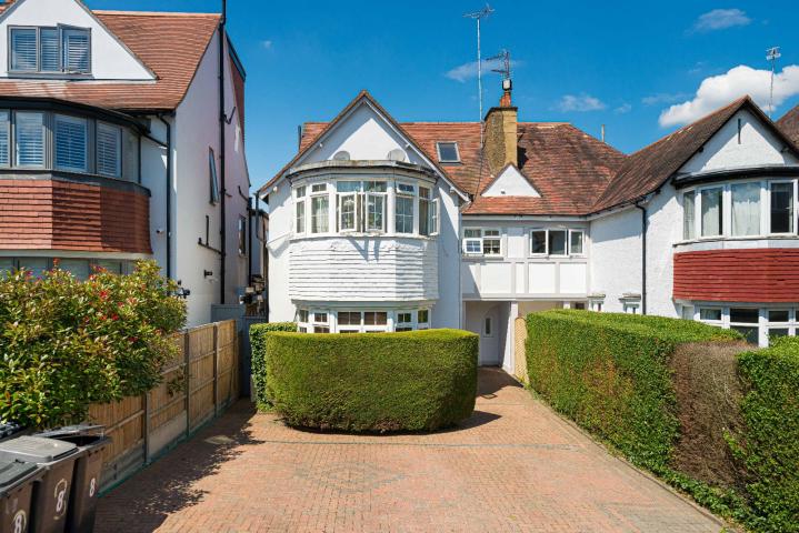 Modern and Central Apartment Park Drive, Golders Green