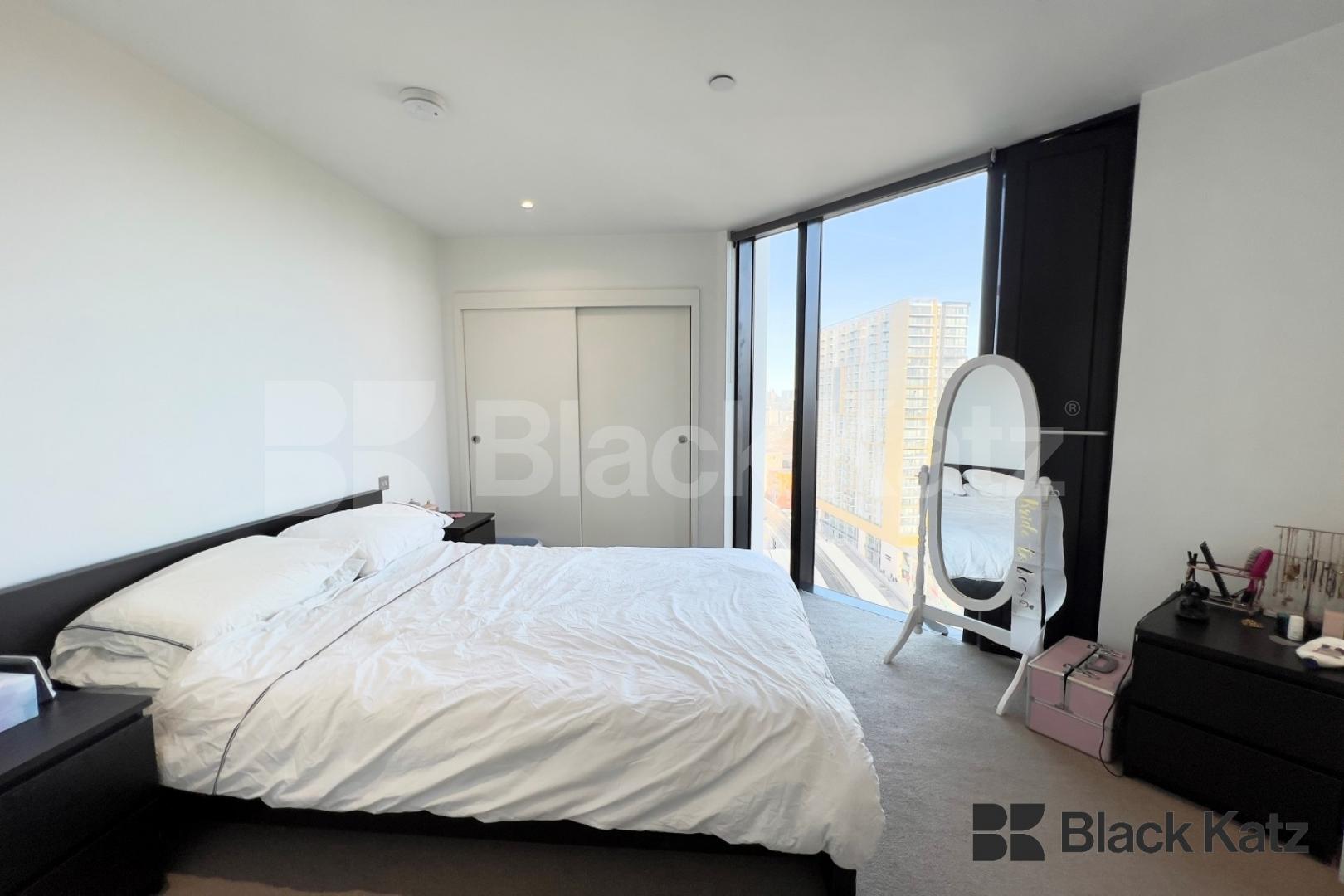 Located on the 17th floor of this iconic development with 24 hour concierge . Strata, Walworth Road , Elephant and Castle