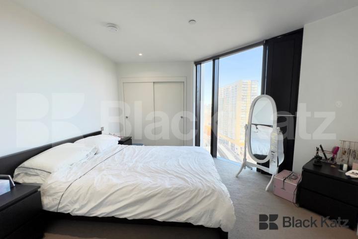 Located on the 17th floor of this iconic development with 24 hour concierge . Strata, Walworth Road , Elephant and Castle