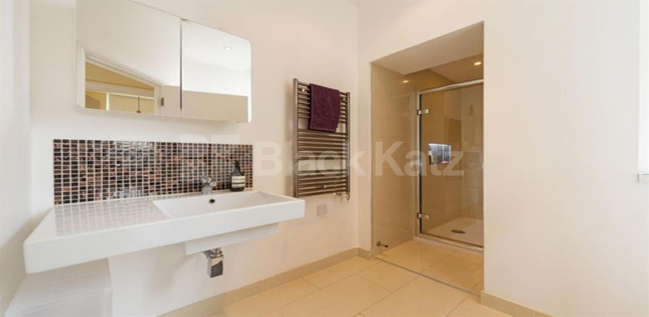 			MINUTES TO HIGH GATE TUBE , 2 Bedroom, 1 bath, 1 reception Flat			 Shepherds Hill, HIGHGATE