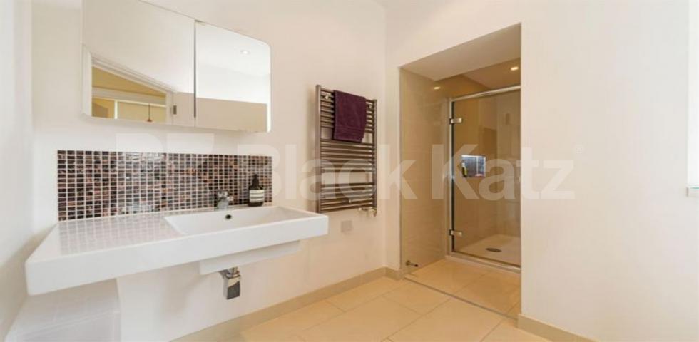 			MINS TO HIGHGATE WOODS!, 2 Bedroom, 1 bath, 1 reception Flat			 Shepherds Hill, HIGHGATE