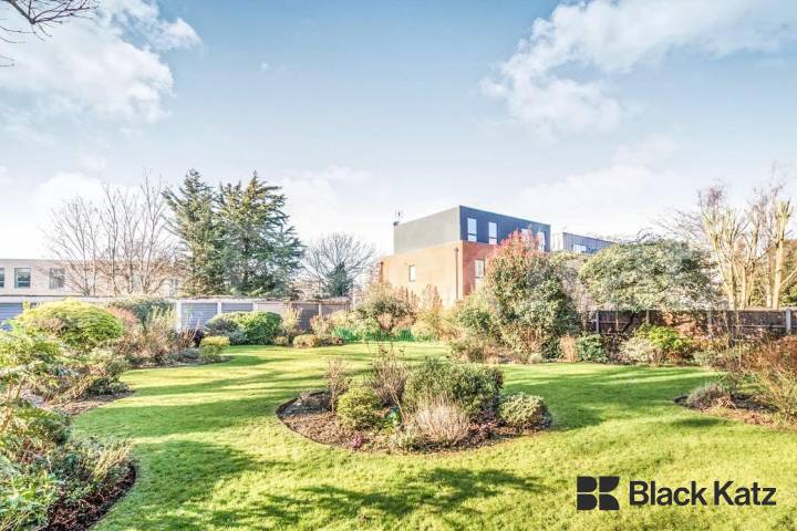 Larger than average & Mid-Century apartment  Ingram Lodge, Kings Avenue, Clapham Park