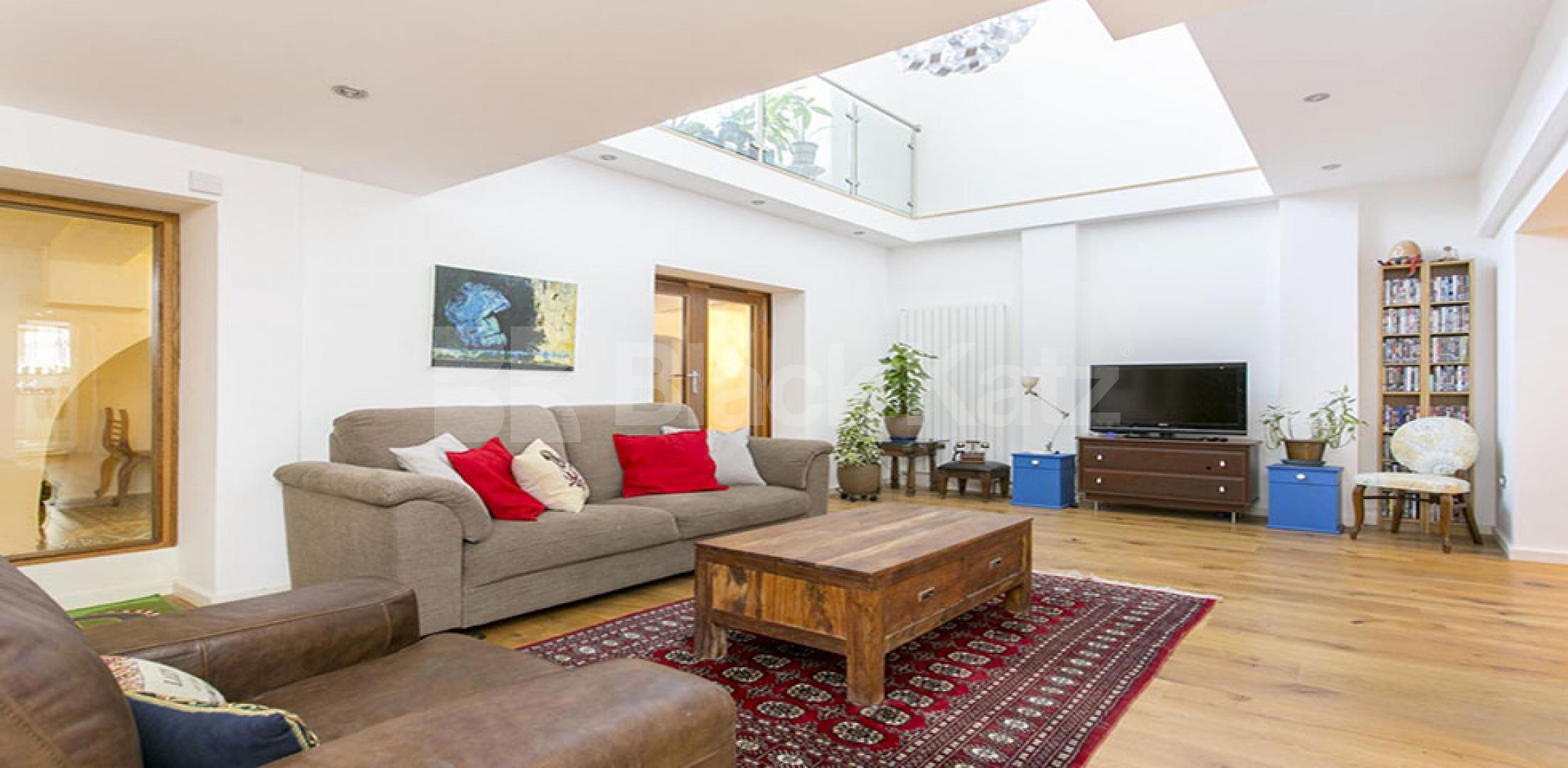 			STUNNING CONVERTED PUB - 3 BED - 2 BATH!, 3 Bedroom, 1 bath, 1 reception Flat			 Wilmot Place, CAMDEN