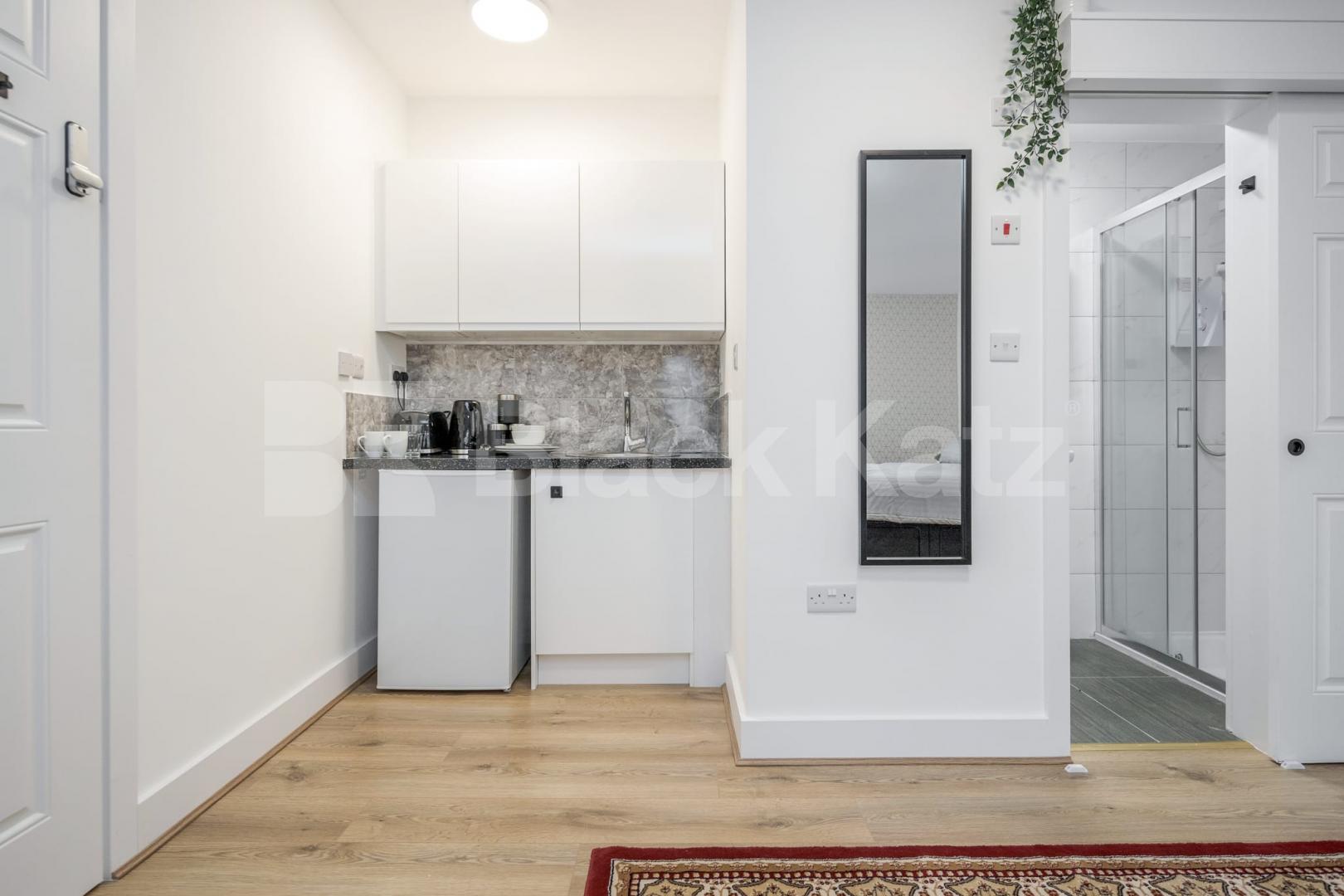 A spacious and well-presented studio apartment available to rent in the sought-after Walton Close, NW2.The studio offers a bright and generously sized living and sleeping area, a private bathroom, and a compact kitchenette, providing everything neede Walton Close, London, NW2 (Inclusive of all bills),  London