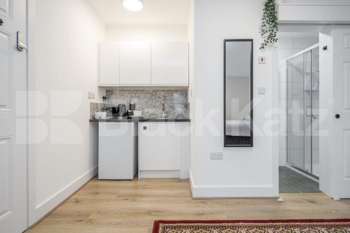 A spacious and well-presented studio apartment available to rent in the sought-after Walton Close, NW2.The studio offers a bright and generously sized living and sleeping area, a private bathroom, and a compact kitchenette, providing everything neede Walton Close, London, NW2 (Inclusive of all bills),  London