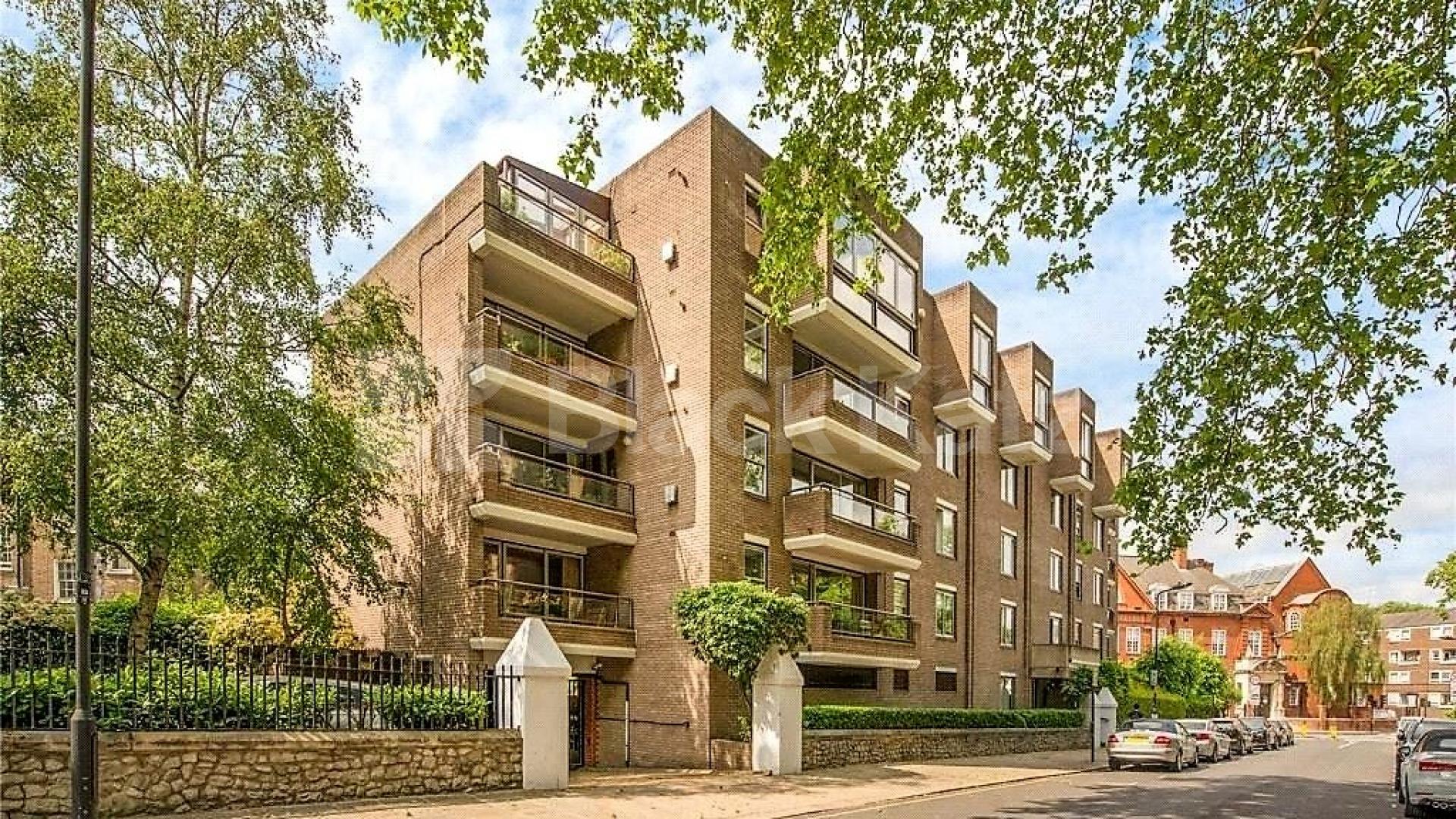 Spacious one bed flat located minutes to regents park within a portered block  Oakley Square, Camden / Euston