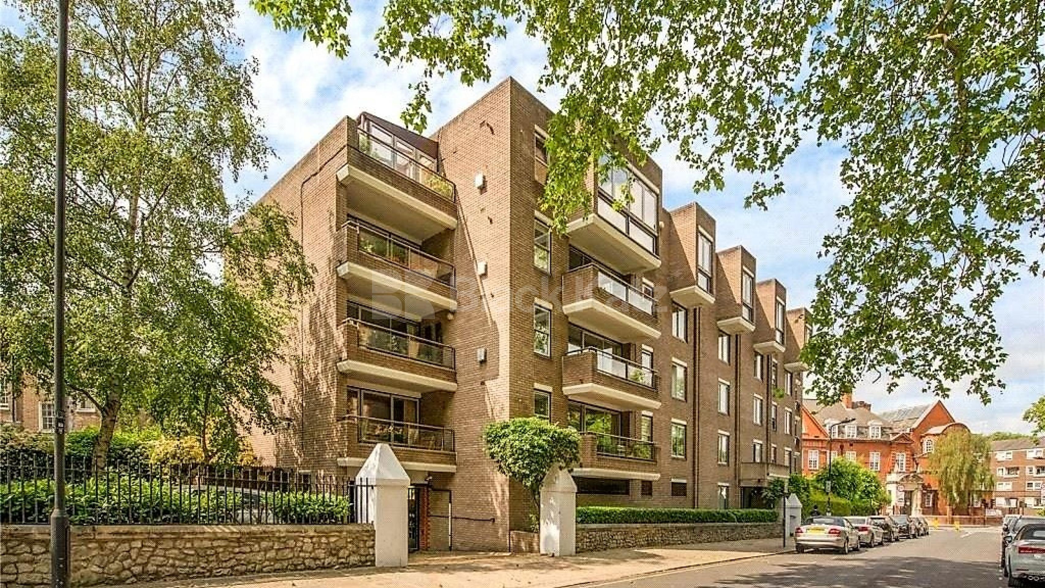 Spacious one bed flat located minutes to regents park within a portered block  Oakley Square, Camden / Euston NW1