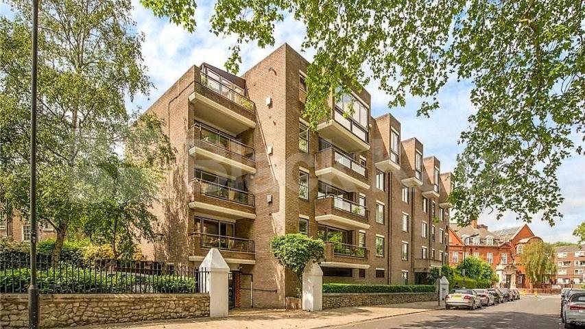 Spacious one bed flat located minutes to regents park within a portered block  Oakley Square, Camden / Euston