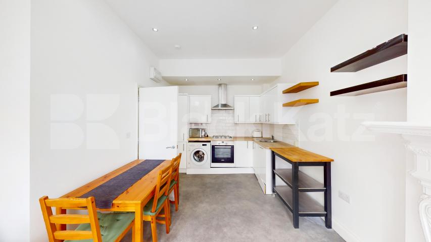 			2 Bedroom, 1 bath, 1 reception 			 Cricklewood Broadway, London, NW2,  London