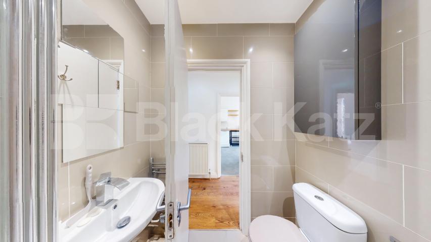 			2 Bedroom, 1 bath, 1 reception 			 Cricklewood Broadway, London, NW2,  London