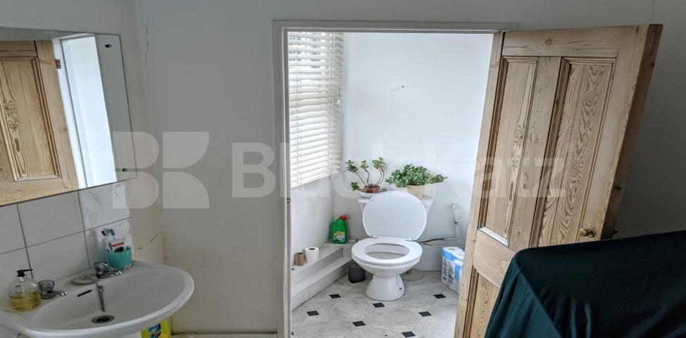 			LET  , 1 Bedroom, 1 bath, 1 reception House			 Queenstown Road, Battersea Park