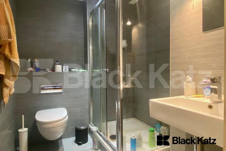 Flooded with natural light, modern & fantastic location  Webber Street, London bridge/Southwark/Borough borders.