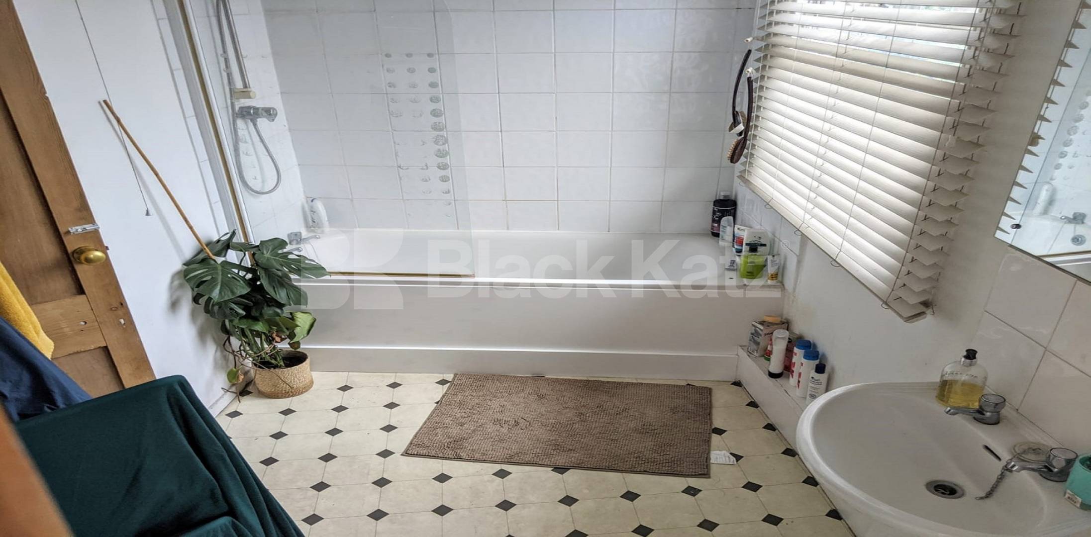 			LET  , 1 Bedroom, 1 bath, 1 reception House			 Queenstown Road, Battersea Park