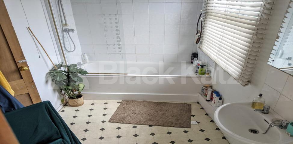 			LET  , 1 Bedroom, 1 bath, 1 reception House			 Queenstown Road, Battersea Park