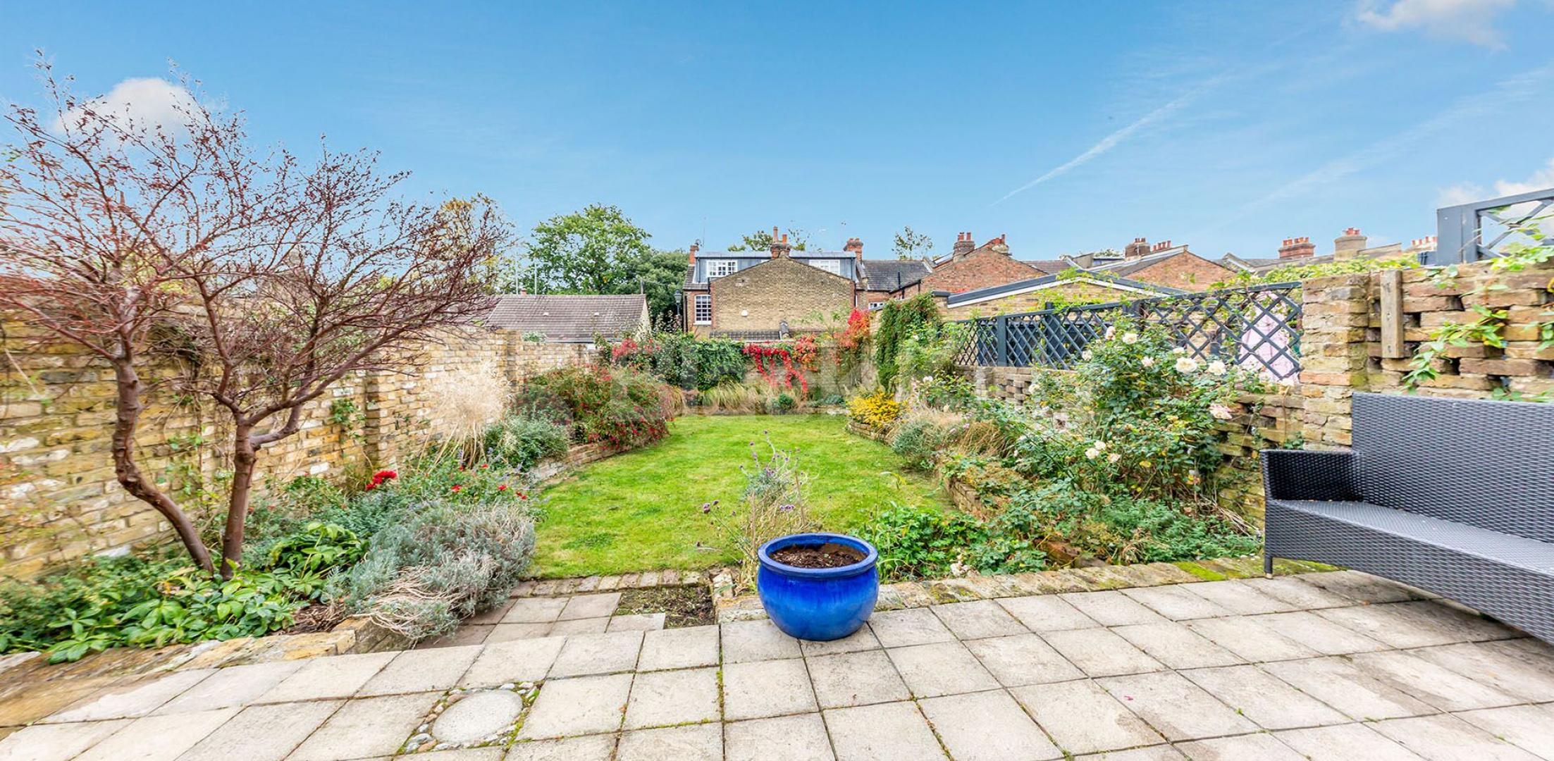 			WHOLE HOUSE WITH A GARDEN, 4 Bedroom, 1 bath, 1 reception House			 Chase Side, Enfield