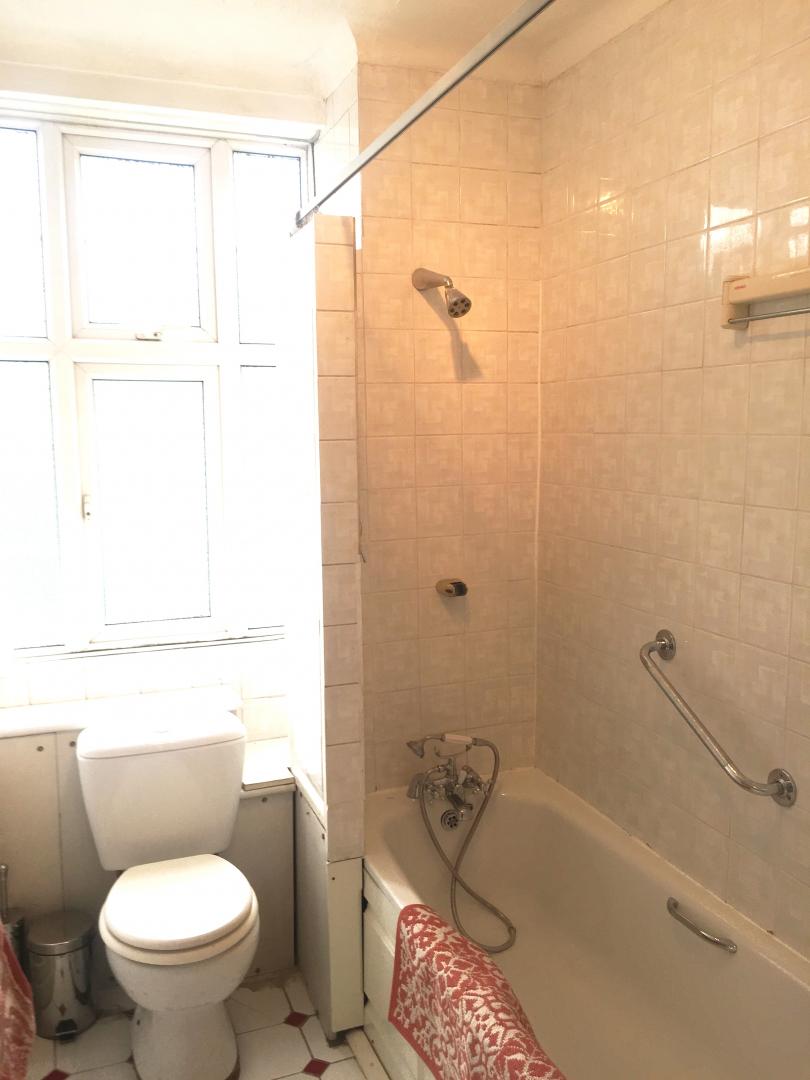 			HOT WATER AND HEATING INCLUDED, 2 Bedroom, 1 bath, 1 reception Apartment			 College Crescent, SWISS COTTAGE