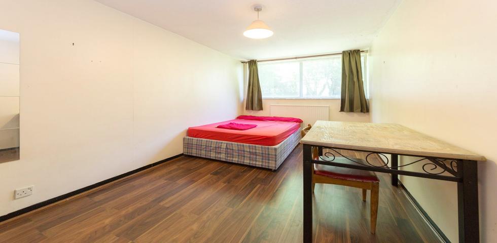 			3 Bedroom, 1 bath, 1 reception Flat			 Testerton Walk, , Latimer Road