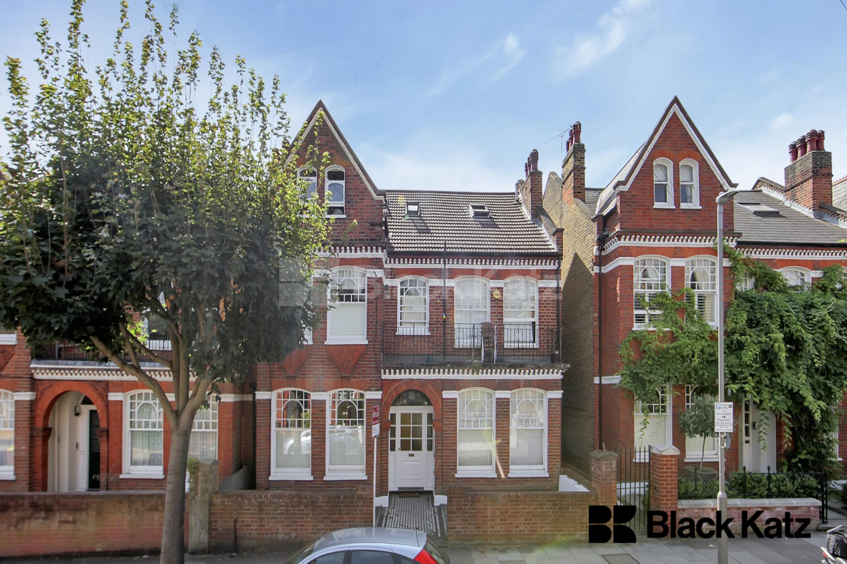Spacious garden flat within minutes of Tooting Bec Station Crockerton Road , Tooting Bec SW17
