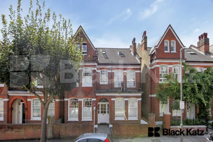 Spacious garden flat within minutes of Tooting Bec Station Crockerton Road , Tooting Bec