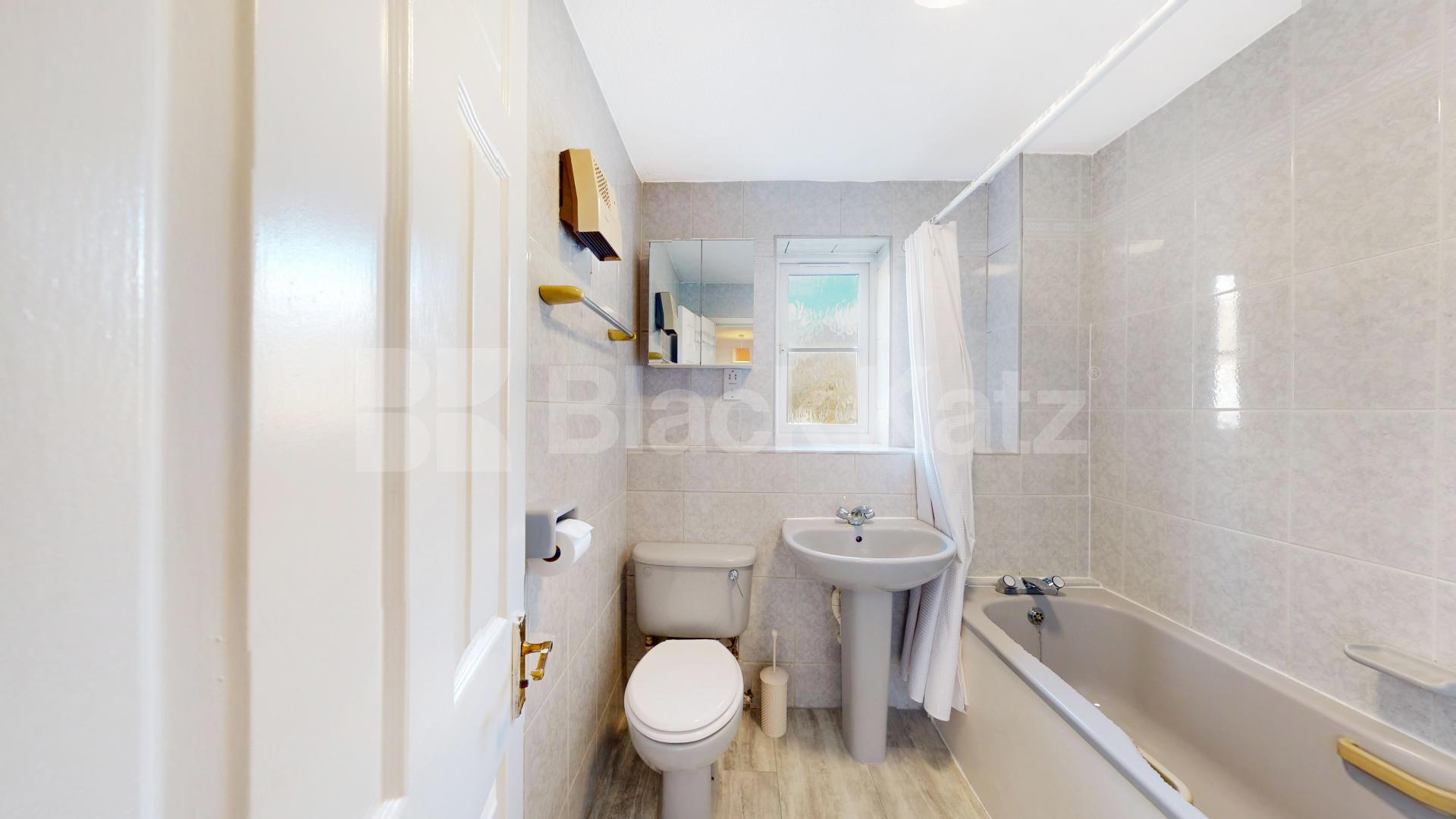 Good size one bed with a modern kitchen and tiled bathroom mins to tube Cornwallis Square, Archway