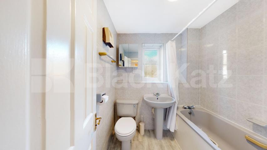 Good size one bed with a modern kitchen and tiled bathroom mins to tube Cornwallis Square, Archway