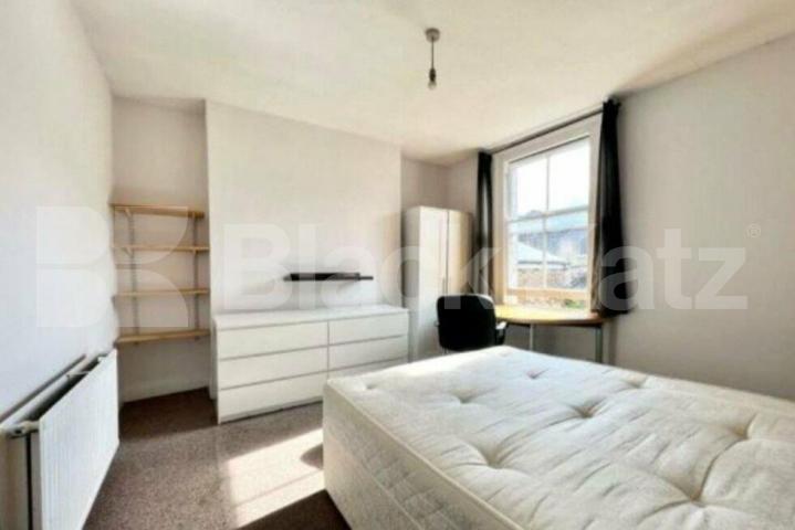 Spacious three double bedroom set on the top floor Archway Road, Highgate