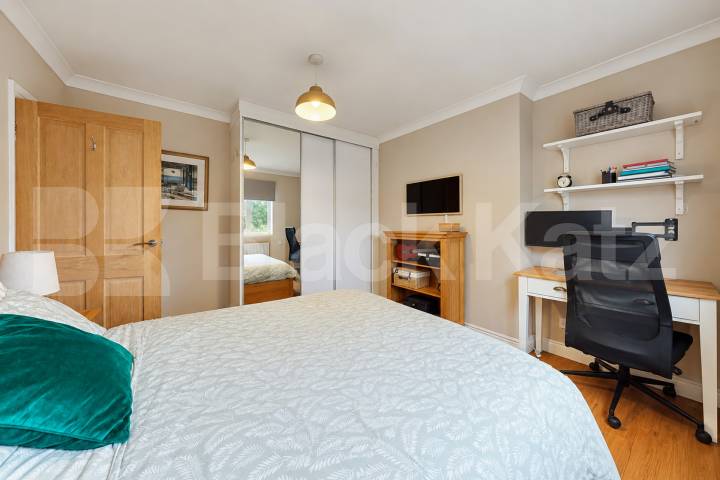 Flooded with natural light & boasting size, quality & location  Grafton Square, Clapham 