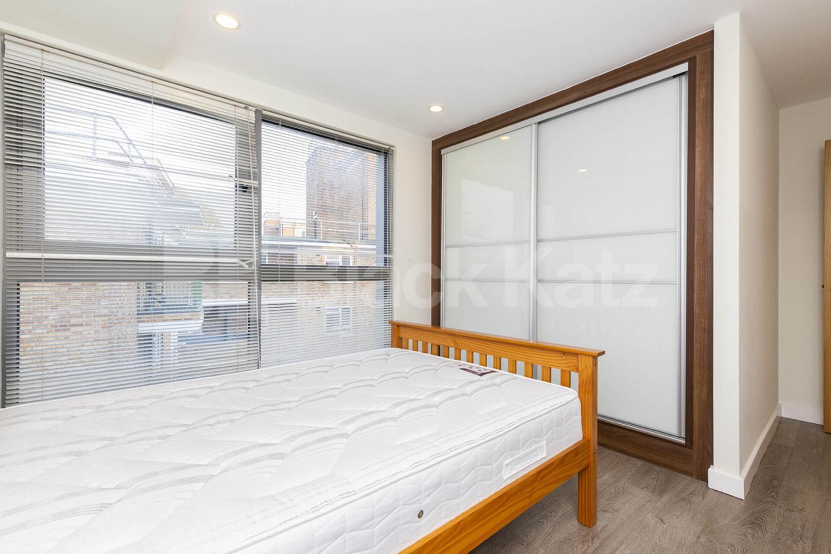Stunning Two Double Bedroom, one Bathroom Apartment with Balcony – Hoxton Mintern Street, Old Street - Shoreditch