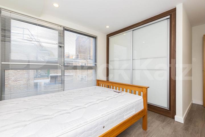 Stunning Two Double Bedroom, one Bathroom Apartment with Balcony – Hoxton Mintern Street, Old Street - Shoreditch