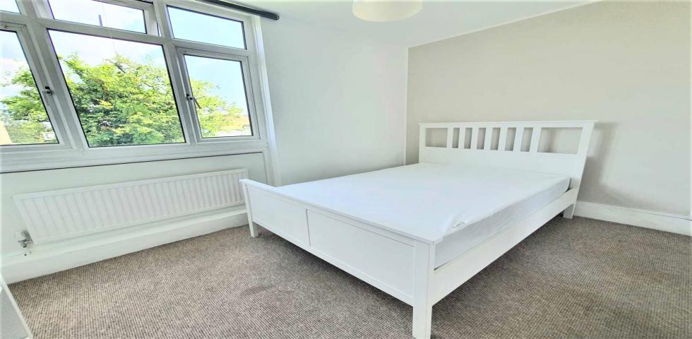 			3 Bedroom, 2 bath, 1 reception Flat			 Maitland Park Road, CHALK FARM NW3