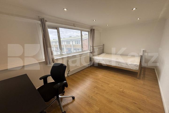 Duplex apartment with balcony offering 828 Sq.Ft.of living & entertaining space Coopers Road, Bermondsey