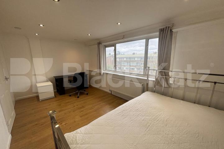 Duplex apartment with balcony offering 828 Sq.Ft.of living & entertaining space Coopers Road, Bermondsey
