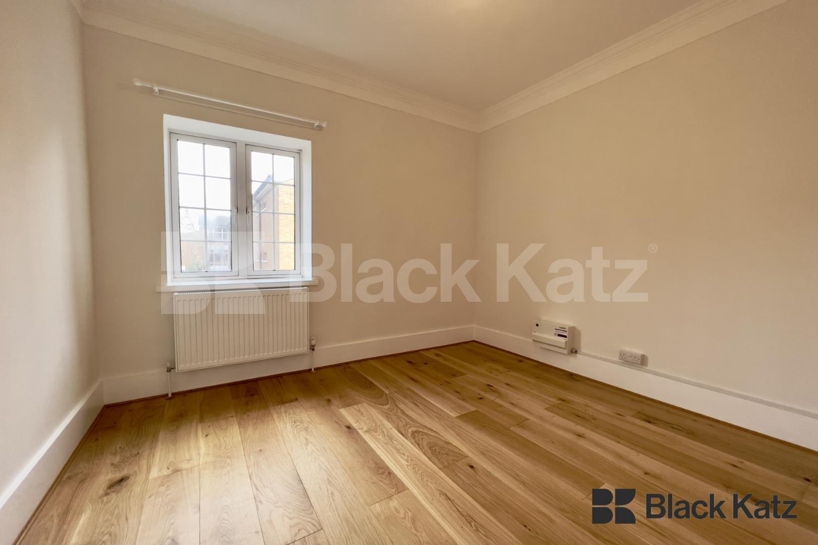 Superbly located Vicarage conversion recently redecorated throughout Porlock Street, London Bridge