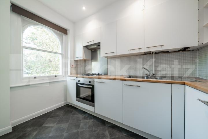 			4 BED MINS TO PORTOBELLO ROAD! , 4 Bedroom, 1 bath, 1 reception Flat			 Aldridge Road Villas, WESTBOURNE PARK/ LADBROKE GROVE