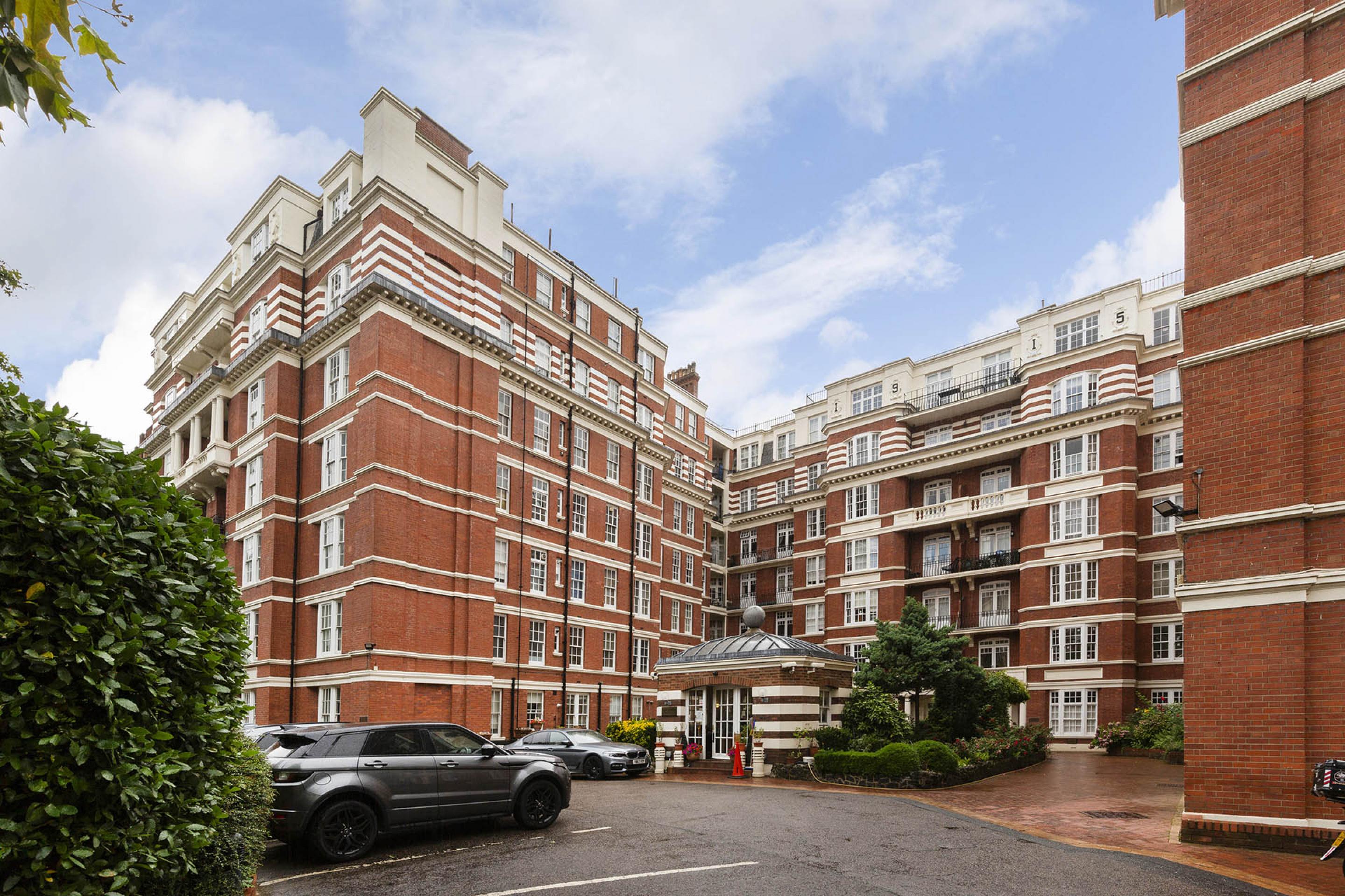 			3 Bedroom, 2 bath, 1 reception Flat			 Rodney Court, Maida Vale W9