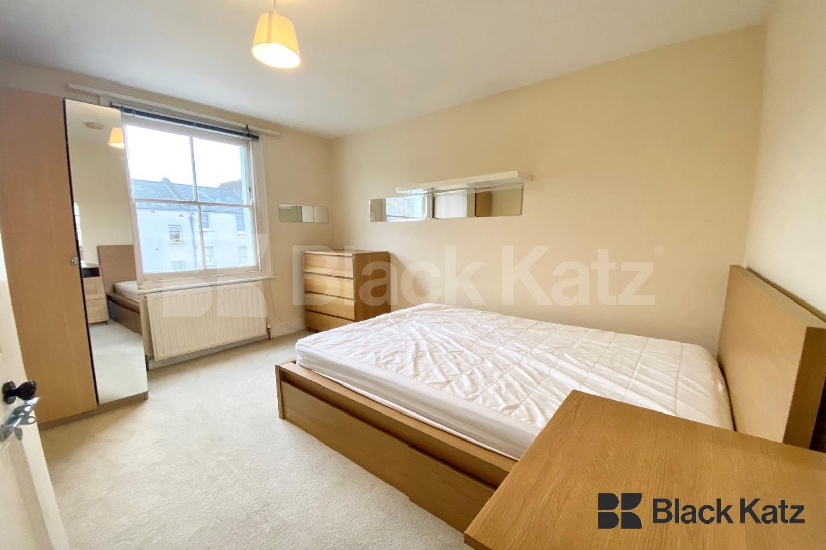 Georgian Townhouse, triplex, four double bedrooms, two bathrooms & Patio Garden Henshaw Street, Elephant and Castle