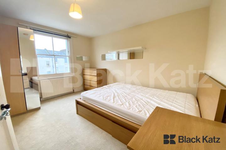 Georgian Townhouse, triplex, four double bedrooms, two bathrooms & Patio Garden Henshaw Street, Elephant and Castle