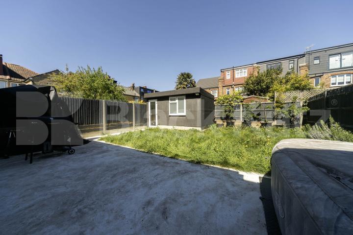 Available from the start of June, this exceptional five-bedroom home has been recently renovated to a high standard, offering modern, spacious living in a highly convenient location.The property comprises five large double bedrooms, all well-proporti Burnley Road, Dollis Hill, NW10,  London