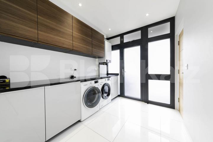 Available from the start of June, this exceptional five-bedroom home has been recently renovated to a high standard, offering modern, spacious living in a highly convenient location.The property comprises five large double bedrooms, all well-proporti Burnley Road, Dollis Hill, NW10,  London