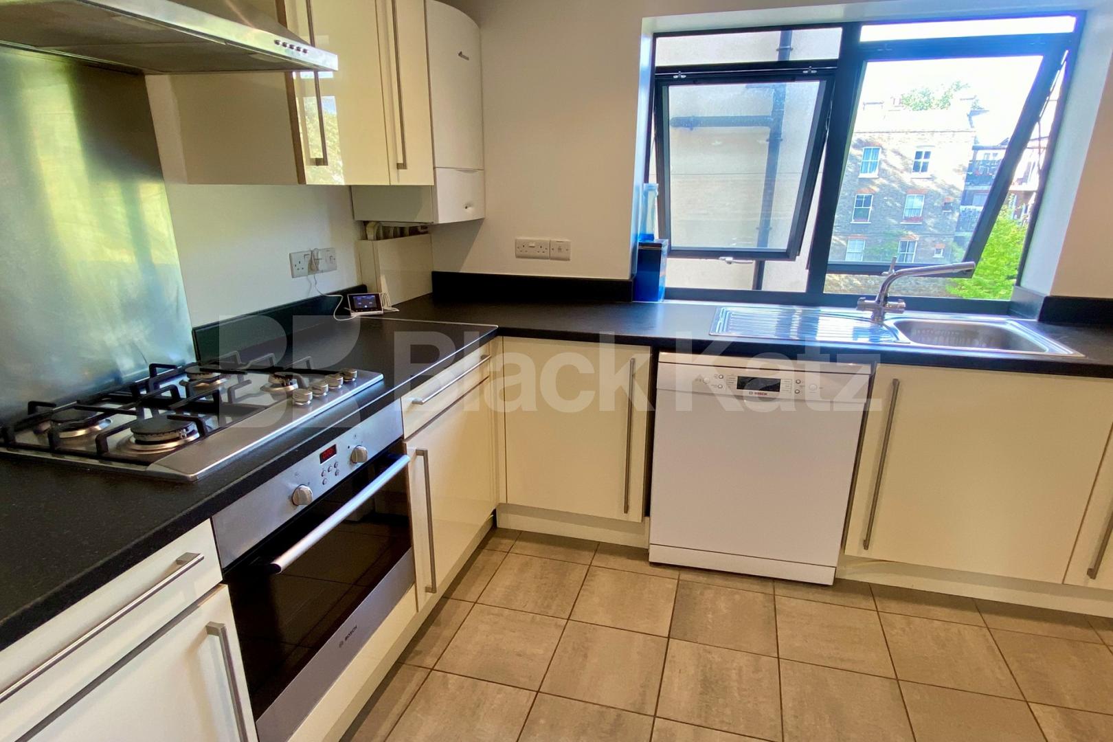 Superbly located, with parking, communal gardens & bicycle storage  Brixton Road, Oval / Brixton 